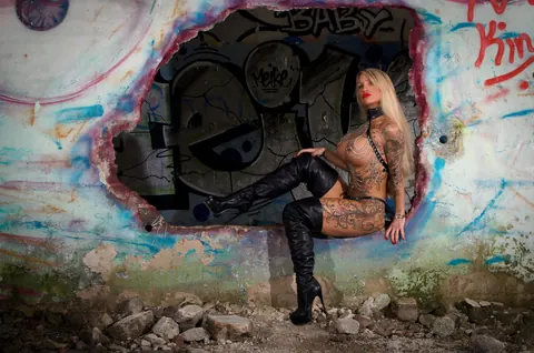 Calea Toxic: Tattooed Blonde MILF Models in Leather Shorts and Heels – photo 1 of 16