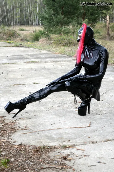 RubberDoll: Busty Brunette Poses in Latex Costume and High Heels Outdoors – photo 5 of 15