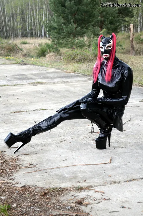 RubberDoll: Busty Brunette Poses in Latex Costume and High Heels Outdoors – photo 6 of 15