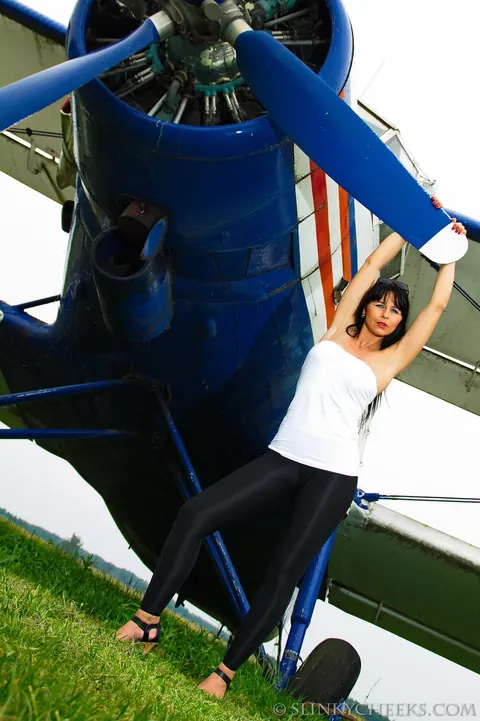 Desy: German PAWG Poses Outdoors in Yoga Pants and Heels – photo 15 of 15