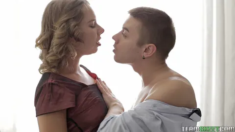 Short-Haired Woman Takes Two Men in a Threesome – photo 2 of 16
