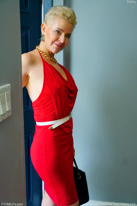 Bobbi Shay: Short-Haired Blonde MILF in High Heels Rubs Her Pussy – photo 1 of 20