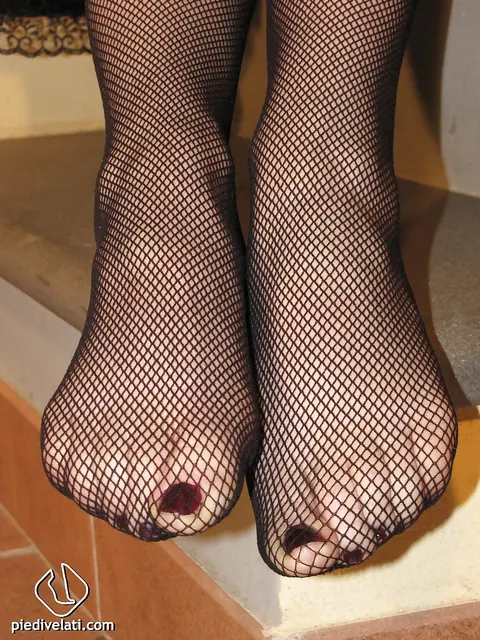 Brunette in Pantyhose and Boots Displays Her Feet – photo 8 of 16