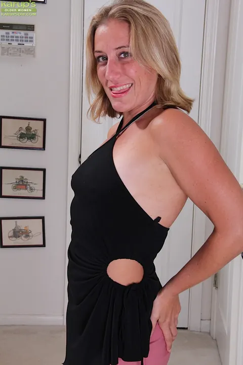 Mature PAWG in Heels Spreads Her Ass Wide – photo 1 of 16