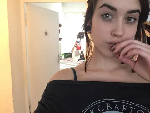 Petite Brunette Reveals Her Tattooed Body on the Bed – photo 7 of 21
