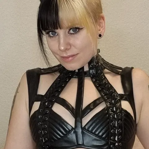 Amateur in Lingerie and Boots Poses and Turns for the Camera – photo 16 of 16