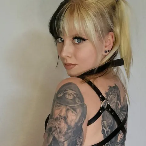 Amateur in Lingerie and Boots Poses and Turns for the Camera – photo 12 of 16