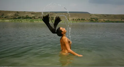 Brunette Walks Naked on the Beach and Arches Her Back – photo 6 of 21