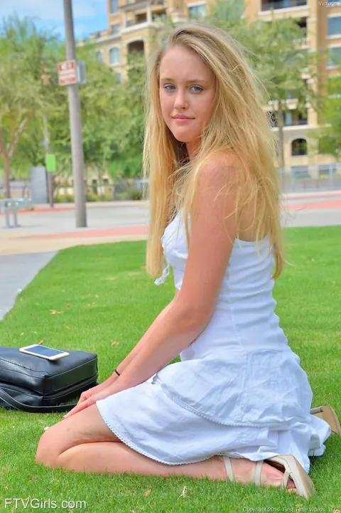 Slim Blonde Lifts Her Dress and Flashes Outdoors – photo 11 of 21