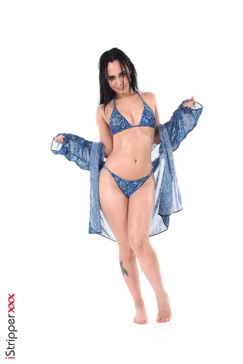 Alice Hernandez: Thick Brunette Latina Strips Off Her Bikini and Toys Her Oiled Pussy – photo 1 of 15