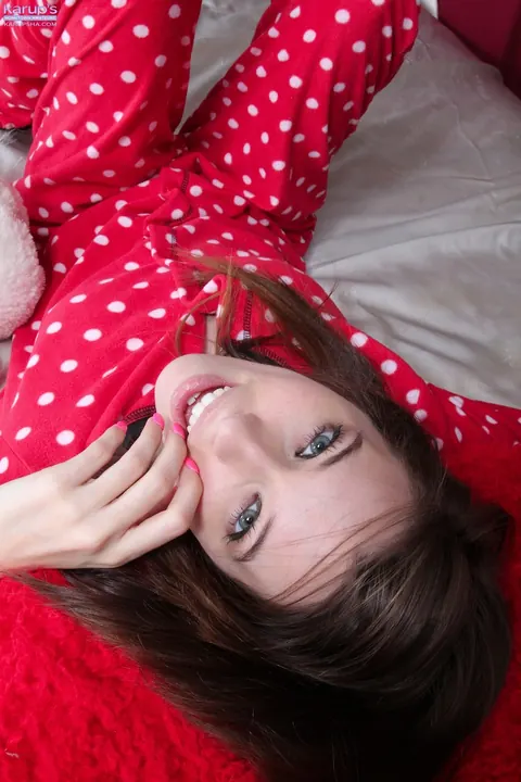 Caitlin McSwain: Brunette with Big Natural Tits Sits with Legs Apart – photo 1 of 21