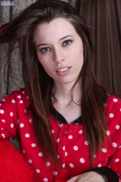 Caitlin McSwain: Brunette with Big Natural Tits Sits with Legs Apart – photo 3 of 21