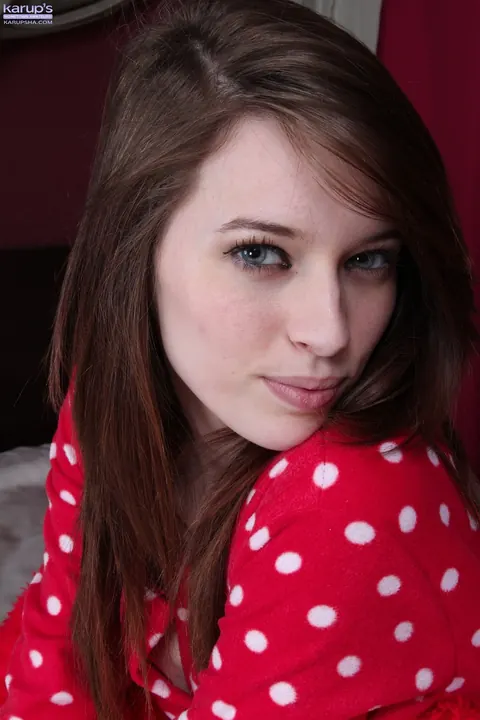 Caitlin McSwain: Brunette with Big Natural Tits Sits with Legs Apart – photo 4 of 21