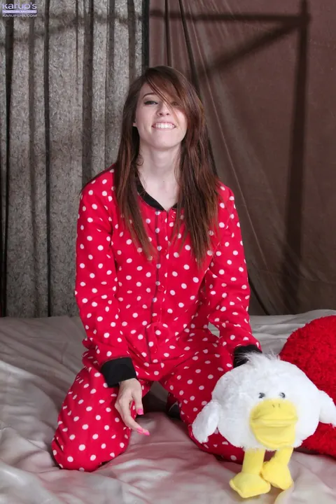 Caitlin McSwain: Brunette with Big Natural Tits Sits with Legs Apart – photo 2 of 21