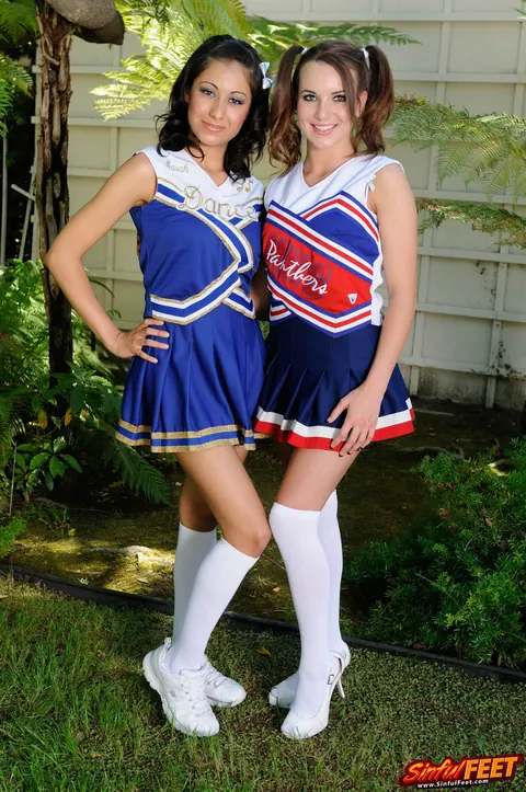 Jenna Rose & Lily Evans: Petite Latina Brunettes Lick and Facesit Outdoors – photo 1 of 21