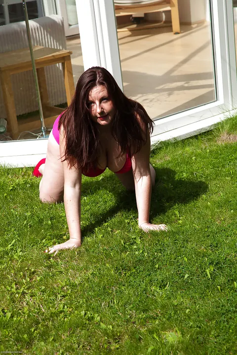 Jessica Jay: Curvy Brunette MILF Strips Off Her Bikini Outdoors and Fingers Her Hairy Pussy – photo 5 of 16