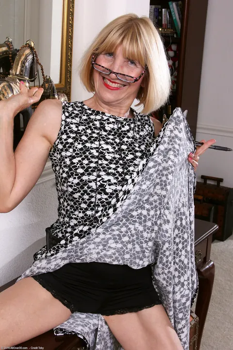Bossy Ryder: Mature Brunette in Glasses Strips and Spreads Her Trimmed Pussy – photo 5 of 21