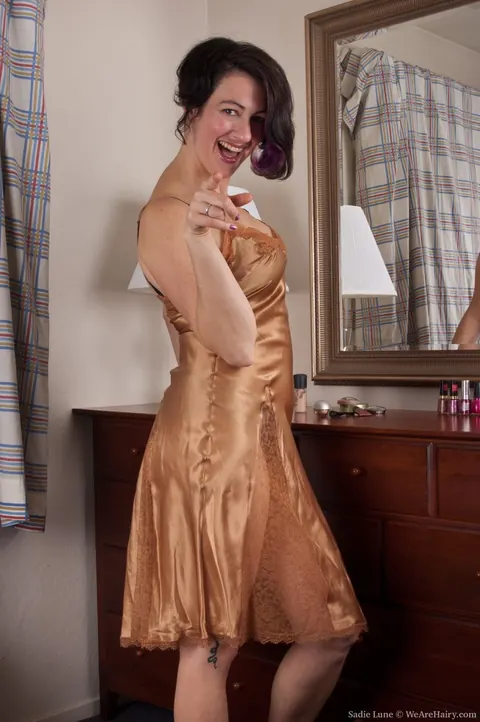 Sadie Lune: Tall Brunette Undresses and Spreads Her Hairy Bush – photo 1 of 18
