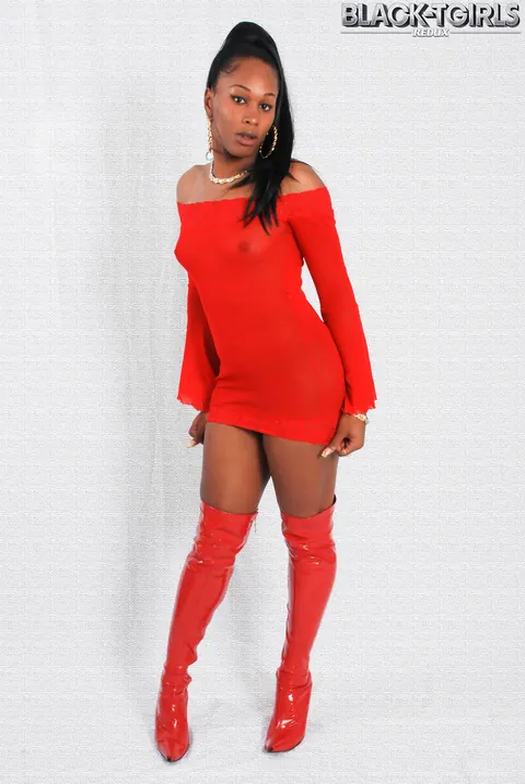 Ebony Trans Woman Undresses and Flaunts Her Cock Nude – photo 6 of 16