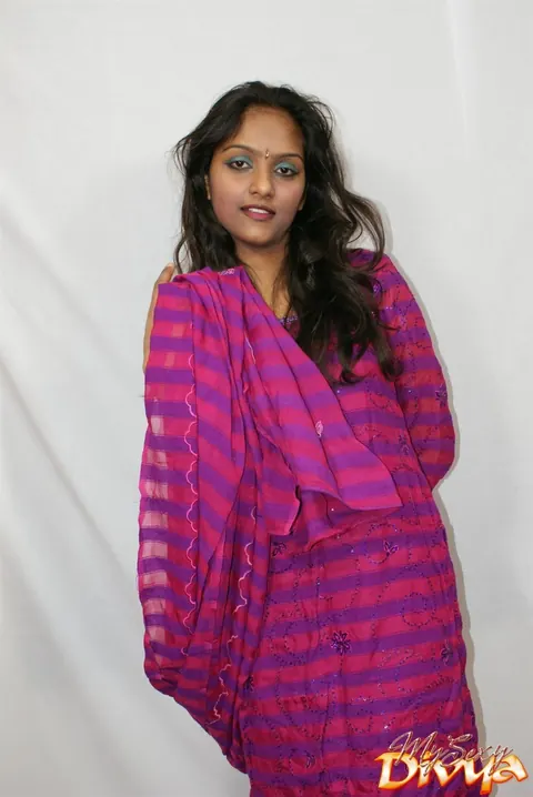 Indian Woman Strips Out of Her Traditional Outfit – photo 1 of 12