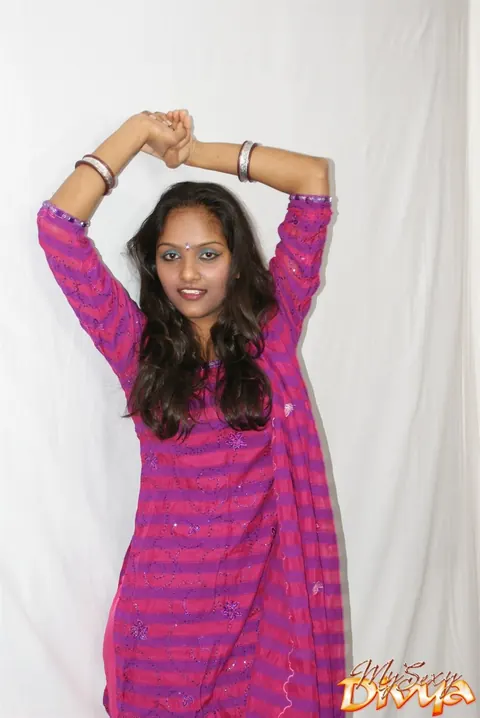 Indian Woman Strips Out of Her Traditional Outfit – photo 3 of 12