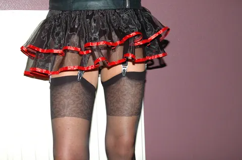 Kyra Nylons: Brunette MILF Poses in Stockings and Heels Then Strips Naked – photo 5 of 15