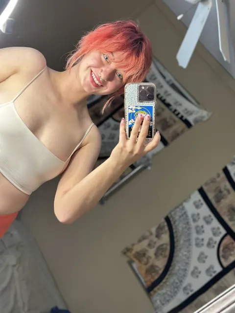 Curvy Redhead Spreads in Shorts for a Mirror Selfie – photo 5 of 14