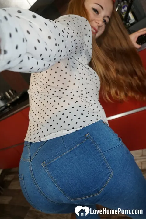Thick Redhead with Big Ass Poses for Mirror Selfies – photo 5 of 20