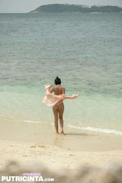 Cara Pin: Petite Asian Babe in Glasses Flashes Her Tits and Ass on the Beach – photo 12 of 20