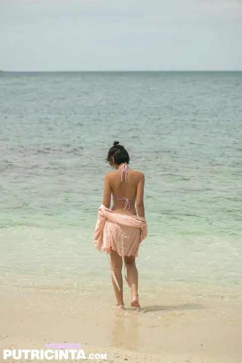 Cara Pin: Petite Asian Babe in Glasses Flashes Her Tits and Ass on the Beach – photo 13 of 20