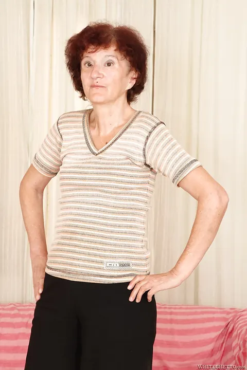 Marcelina: Redhead with Short Hair Spreads in the Bedroom – photo 3 of 15