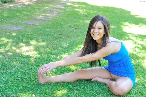 Brunette Strips Out of Her Dress in Public – photo 1 of 21