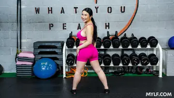 Suki Sin – Chubby Asian MILF Strips in Shorts and Fucks in the Gym