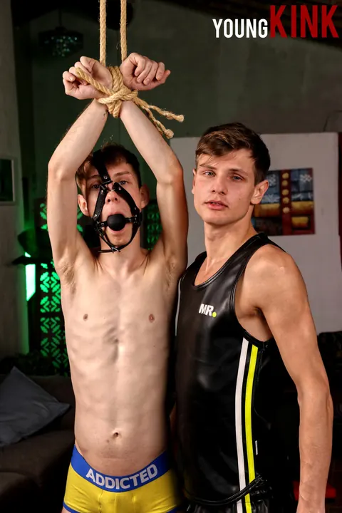 Two Slim Men Kiss and Fuck Bareback – photo 11 of 11