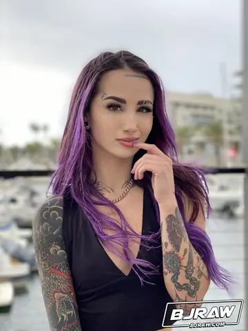 Valerica Steele – Petite Slim Babe Gives a Blowjob and Gets Her Pussy Licked Outdoors