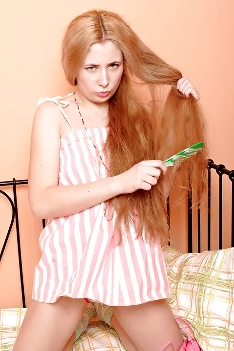 Woman Slips Off Her Panties and Spreads Her Hairy Legs – photo 6 of 16