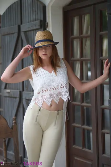 Elen Moore – Tall Redhead Strips Out of Her Yoga Pants and Boots Outdoors