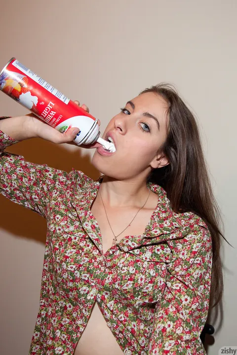 Curvy Amateur Poses in Her Outfit with Whipped Cream – photo 3 of 11