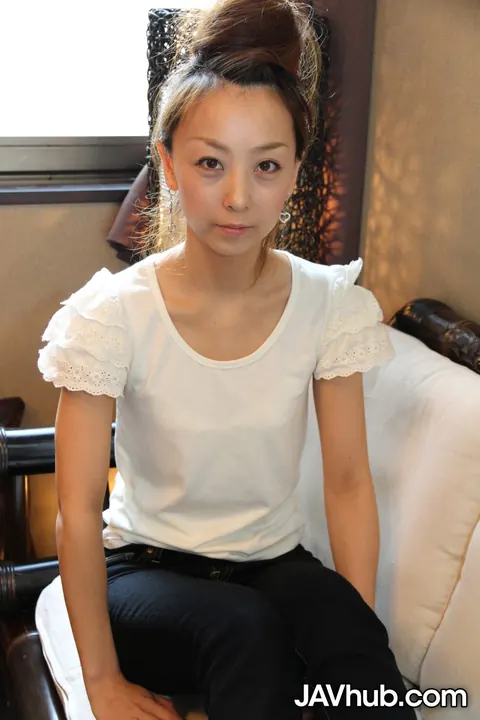 Slim Japanese Woman Poses in Her Panties – photo 8 of 20
