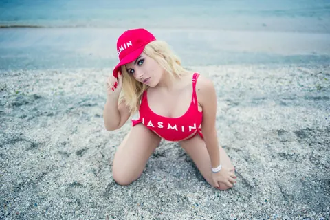 Vanesa Parks: Blonde in a Bikini and Jeans Undresses on the Beach – photo 8 of 15
