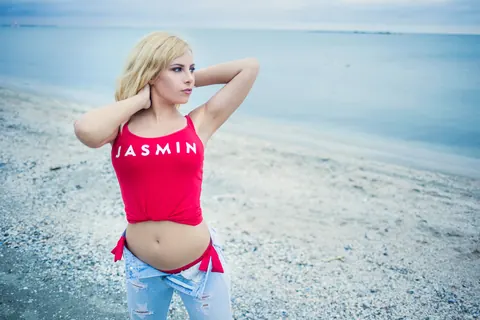 Vanesa Parks: Blonde in a Bikini and Jeans Undresses on the Beach – photo 7 of 15