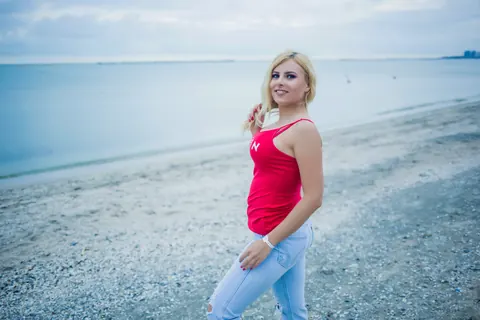 Vanesa Parks: Blonde in a Bikini and Jeans Undresses on the Beach – photo 3 of 15