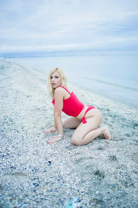 Vanesa Parks: Blonde in a Bikini and Jeans Undresses on the Beach – photo 11 of 15