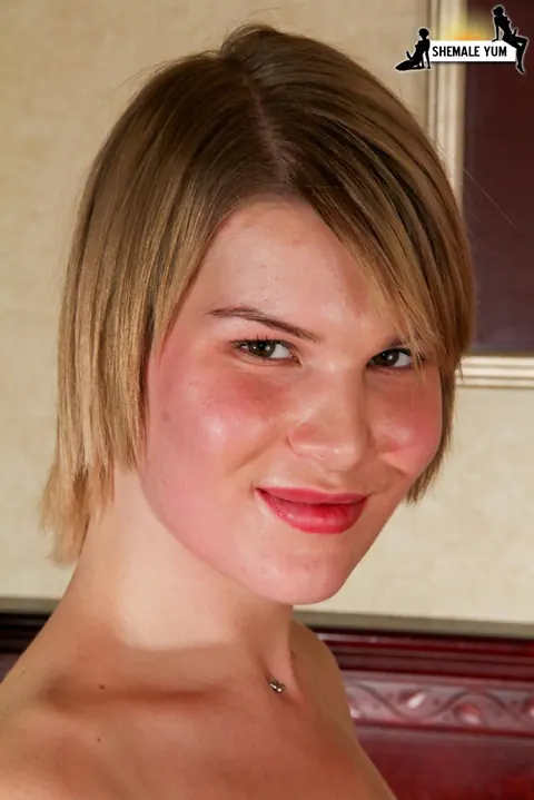 Trans Woman Strips Nude and Spreads Her Ass for the Lens – photo 10 of 16
