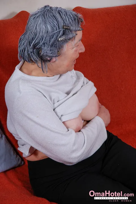 Grey-Haired Mature Women Share a Dildo and Lick Pussy – photo 4 of 21