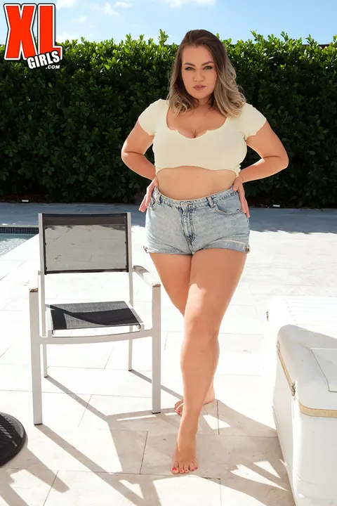 Busty PAWG Spreads Outdoors in Lingerie and Shorts – photo 3 of 16
