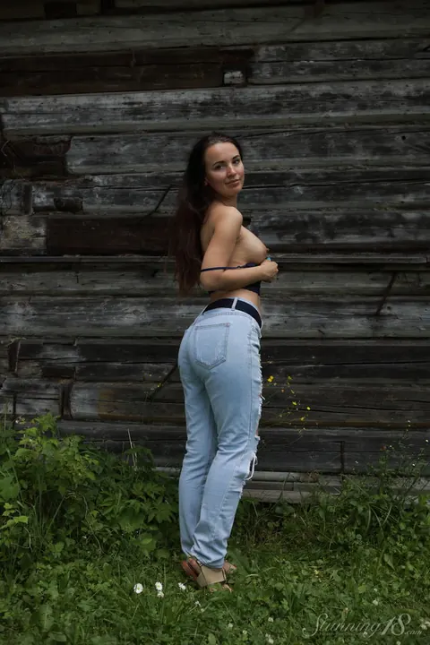 Brunette PAWG Strips Out of Her Jeans Outdoors – photo 4 of 16