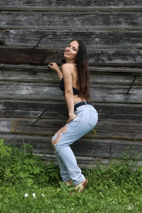 Brunette PAWG Strips Out of Her Jeans Outdoors – photo 2 of 16