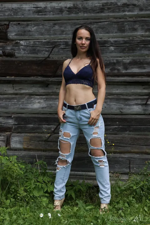 Brunette PAWG Strips Out of Her Jeans Outdoors – photo 1 of 16
