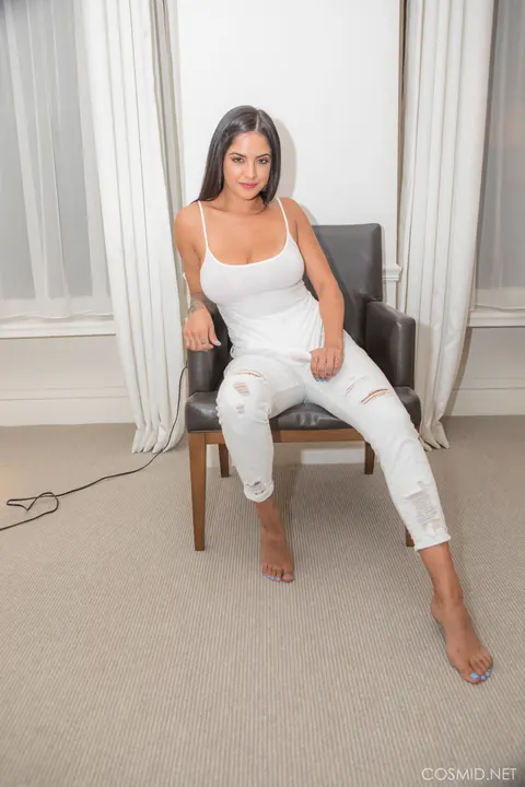 Annabelle Rose: Busty Latina Brunette Strips Off Her Ripped Jeans and Spreads Her Pussy – photo 1 of 16